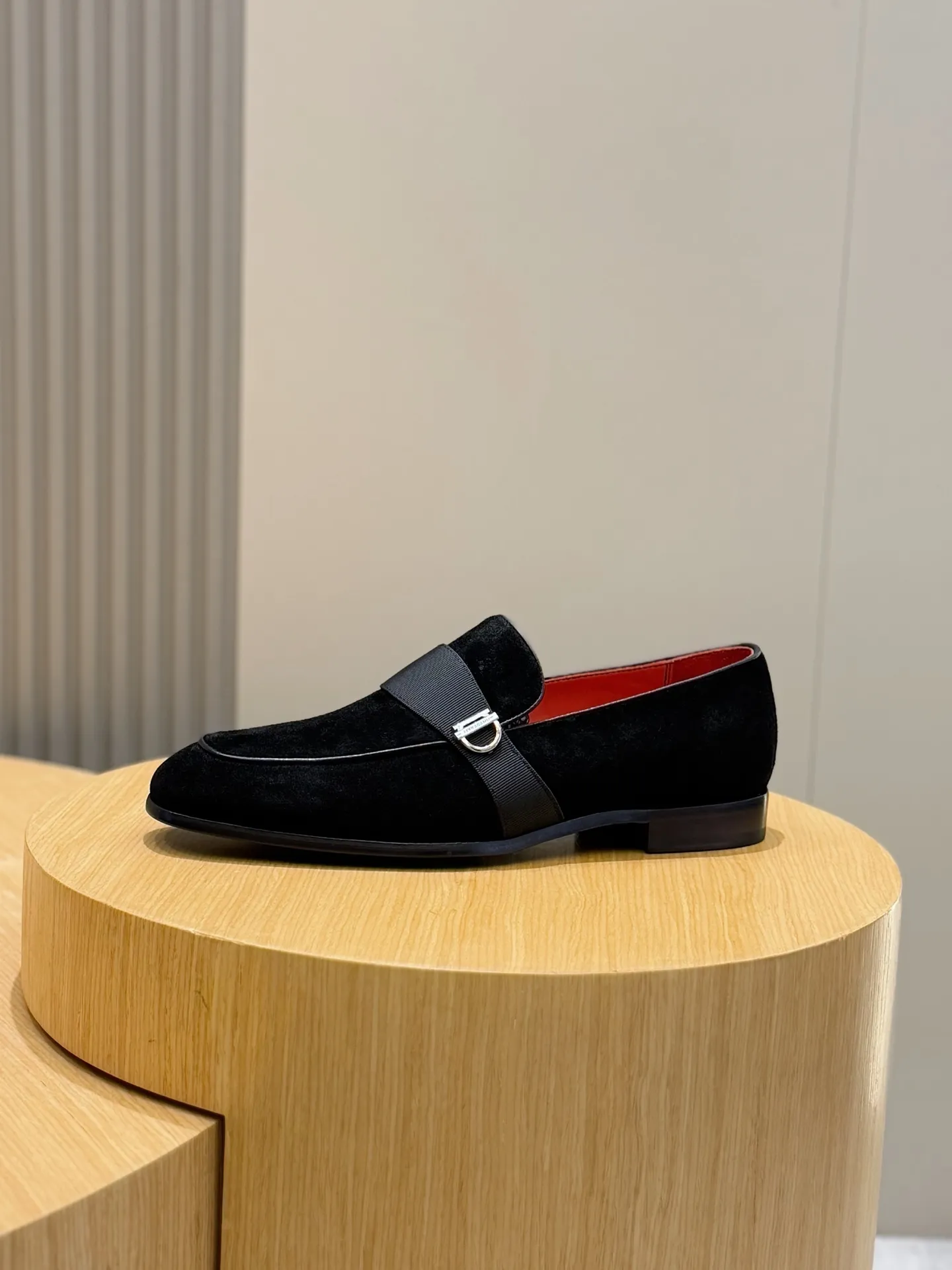 [Ferragam] Top P: 960💰 Size: 39-44 (38. 45.46 can be customized) Ferragamo Gancini buckle moccasins. These men's loafers are exquisite and gorgeous, with shiny patent leather uppers that highlight urban style. The almond-shaped toe adds a stylish touch, with three-dimensional stitching around the upper and contrasting tubular piping for a unique silhouette. The shoes are exquisitely crafted, with grosgrain ribbons and metallic Gancio buckles adding a classic touch, complementing the contrasting red accents. Finished with a slim leather sole. Imported cowhide upper + cowhide lining + genuine leather outsole.